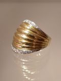 Goldener Ring mit Diamanten