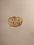 Goldener Ring mit Brillanten