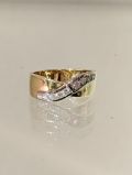 Goldener Ring mit Brillanten