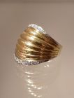 Goldener Ring mit Diamanten