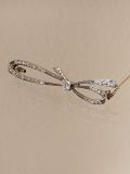 Maschenbrosche mit Diamanten