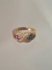 Goldener Ring mit Saphiren, Rubinen und Brillanten