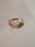 Goldener Ring mit Saphiren, Rubinen und Brillanten